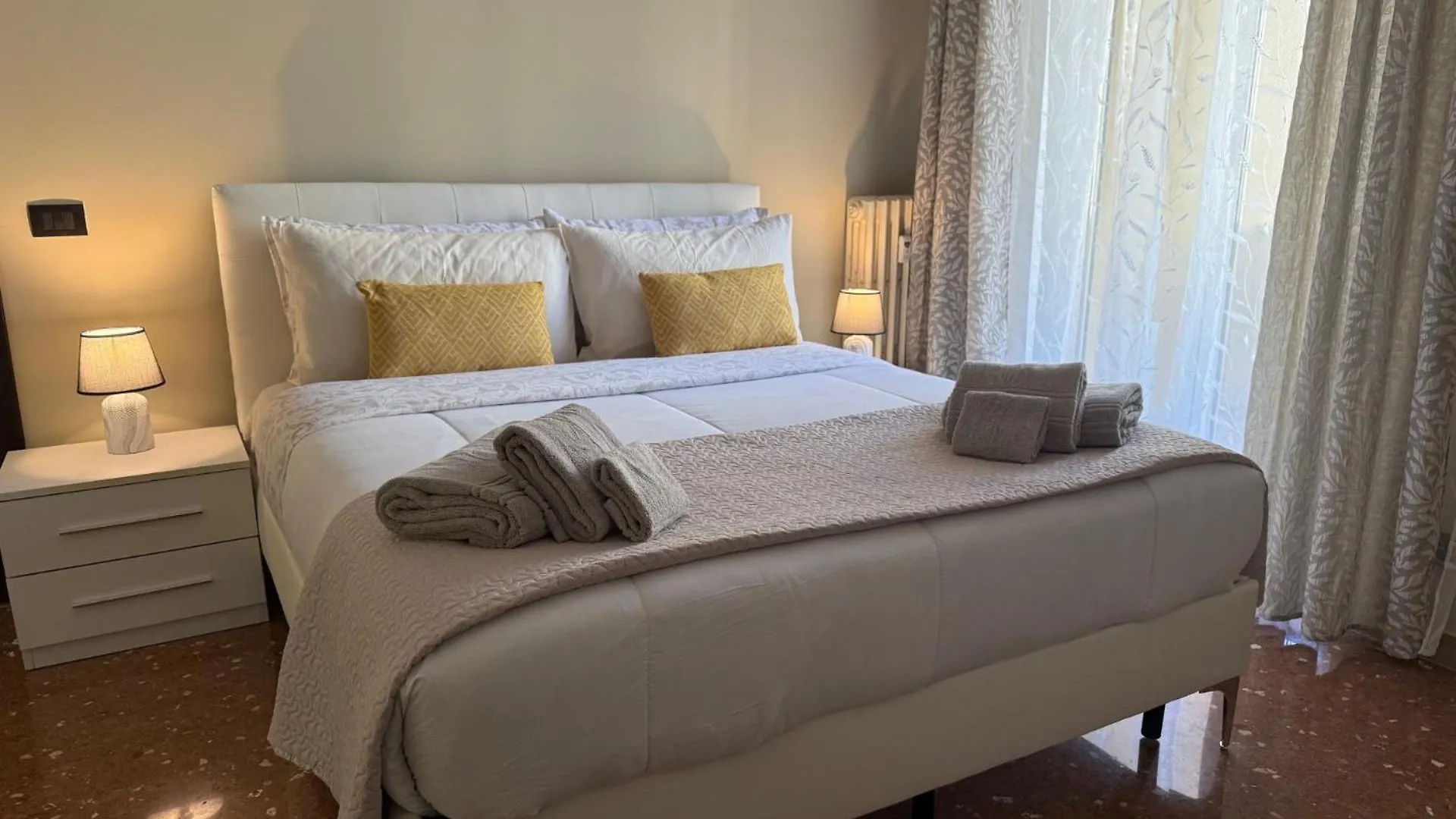 Alexander\'S Home Close To Metro A contacts